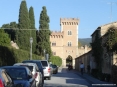 Bolgheri (LI) - La porta principale di accesso al paese sotto le mura e la torre