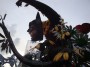 Carnevale di Viareggio 2010 - Fra enormi fiori, alberi e maschere farfalle svetta un grande lupo che custodisce una ragazza all