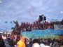 Carnevale di Viareggio 2010 - Il piccolo carro dei Burla Matti  carico di simpatici personaggi che ballano cantano e lanciano coriandoli coinvolgendo il pubblico - Fotografia febbraio 2010