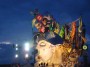 Carnevale di Viareggio 2010 - La quinta sfilata del carro di seconda categoria Scaccia pensieri di Eleonora Francioni al calar della sera sul lungomare - Fotografia febbraio 2010