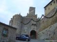 Castiglione della Pescaia (GR) - Via Montebello entra nella porta antica di Palazzo Centurioni