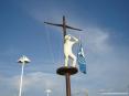 Marina di Cecina (Cecina Mare) (LI) - Un monumento porta la Bandiera Blu vinta dalla spiaggia come riconoscimento per la sua qualit