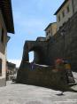 Monterchi (AR) - Le vie del borgo sono lastricate e protette da forti mura antiche.