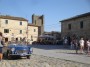 Monteriggioni (SI) - Piazza Roma  circondata da negozi, locali, bar e ristoranti nei quali  possibile acquistare souvenirs o degustare prodotti tipici della zona. Sulla sinistra si nota un