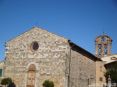 Monticiano (SI) - La romanica Chiesa Parrocchiale di San Giusto e Clemente in piazza Giuseppe Garibaldi. Sugli accessi sono scolpite figure di fiori ed animali che mostrano riferimenti preromanici. Sullo sfondo si nota il campanile a mattoni in stile barocco. All