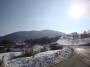 Montieri (GR) - Vista fra la neve del paese sormontato dal Poggio di Montieri (1050 metri s.l.m.) fra le Colline Metallifere - Fotografia Marzo 2010