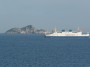 Navi e traghetti in Toscana - Il traghetto Blu Navy Acciarello mostra lo sgargiante colore arancio sul tetto della plancia di comando mentre naviga nel Canale di Piombino con lo sfondo dell