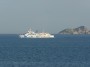 Navi e traghetti in Toscana - Il M/N Moby Baby naviga con il mare calmo verso il porto di Piombino. Sullo sfondo dietro la poppa si vede l