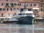Navi e traghetti in Toscana - Foto da tre quarti di prua dello yacht di lusso Irie Man a Portoferraio, Isola d