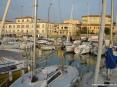 San Vincenzo (LI) - Uno dei punti di forza del porto  la comodit e la vicinanza da spiagge e dal centro del paese coi suoi negozi e ristoranti