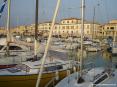 San Vincenzo (LI) - Tra gli alberi delle barche si scorge la piazza del porto, subito dietro al corso principale