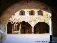 Certaldo(FI) - Chiostro interno del Palazzo Pretorio con un antico pozzo (MAG2006)